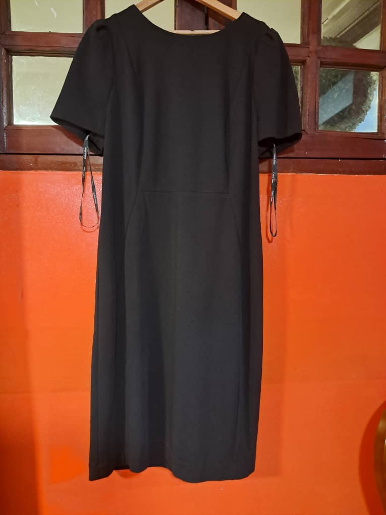 Robe noire ajustée à manches courtes