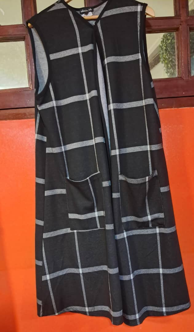 Gilet long sans manches à carreaux noir et blanc