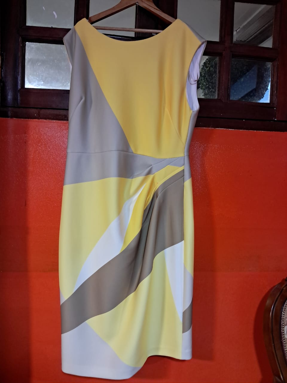 Robe fourreau sans manches