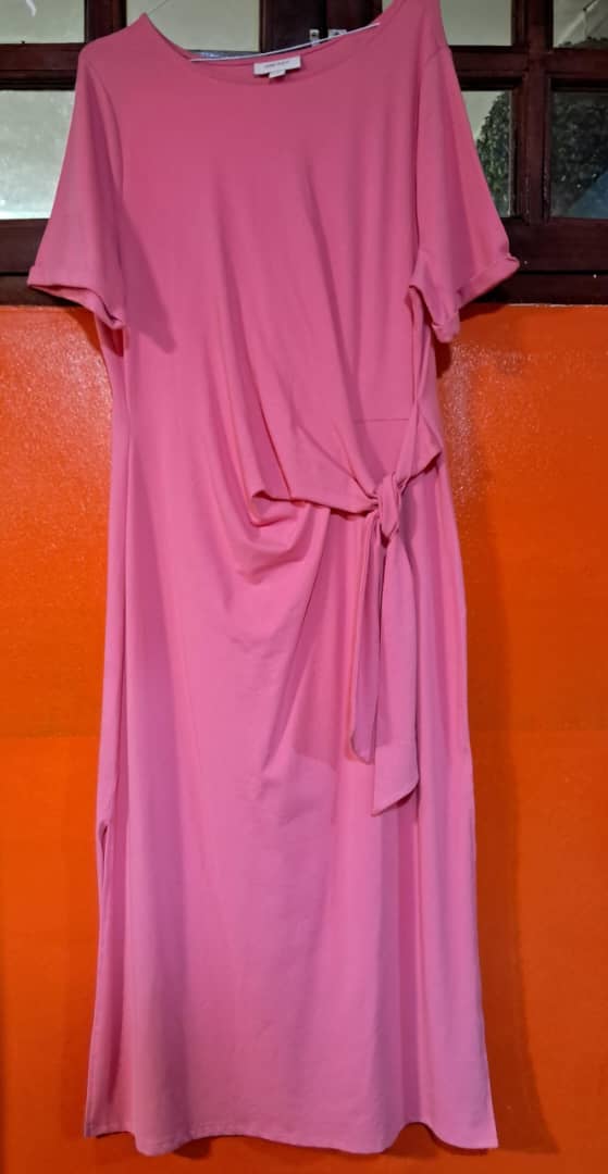 Robe mi-longue rose unie avec un nœud latéral