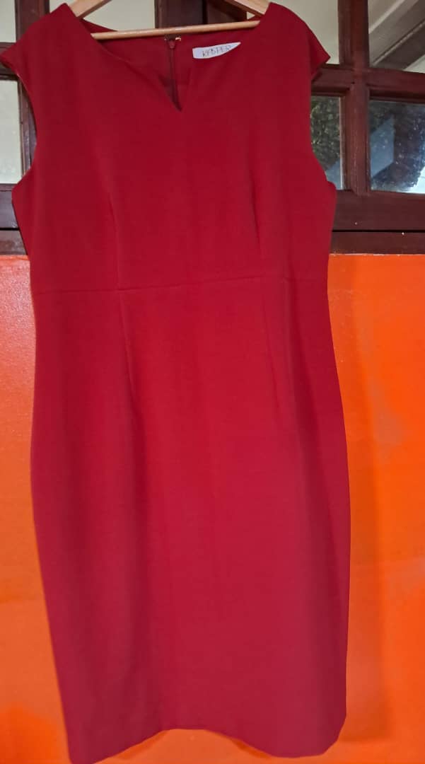 Robe fourreau rouge sans manches