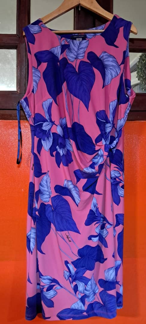 Robe fourreau sans manches à motif floral rose et bleu