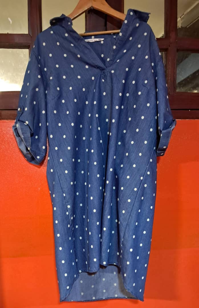 Robe chemise en jean à pois bleus et blancs