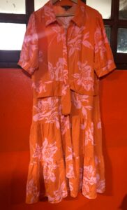 Robe mi-longue orange à volants